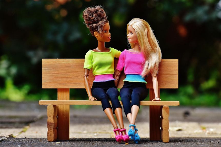 Residenzschloss Ludwigsburg, Event, Barbie-Ausstellung, zwei Puppen auf einer Bank